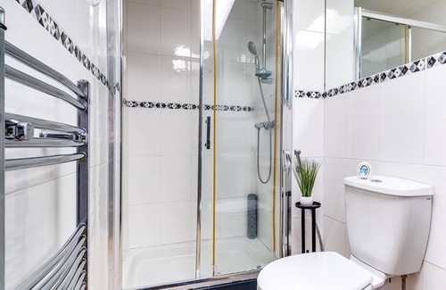 Bordesley House | YINMAE - Sleeps 10 BHAM City Centre | Work, Family & Groups