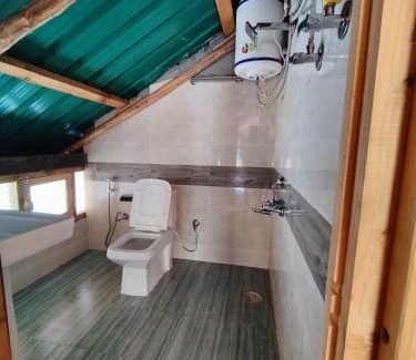 Shoja Ski Chalet | Yolo Hostel & Stays