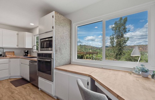 Mariposa House | Yosemite Oasis - Mountain Views with Pool and Hottub