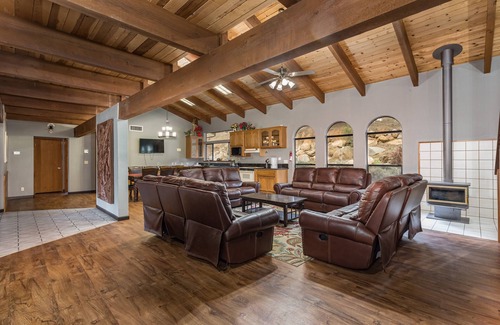 Coarsegold House | Yosemite Rustic Oasis Sleeps 30, Spacious, and Easy to Find