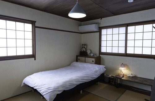 Izumisano House | You can stay in an old Japanese house. Tatami mats, shoji screens, sliding doors, and ranma (transoms) of traditional culture are also available for a calm and relaxing stay.