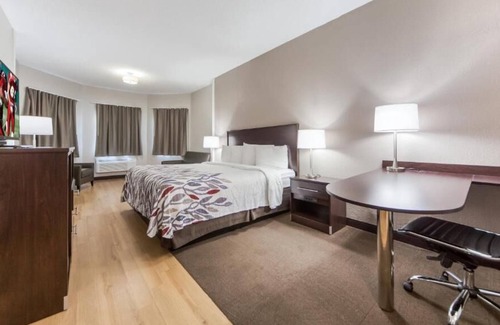 Council Bluffs House | You found it! On-site Pool and FREE Breakfast, Near Desert Dome Omaha Zoo