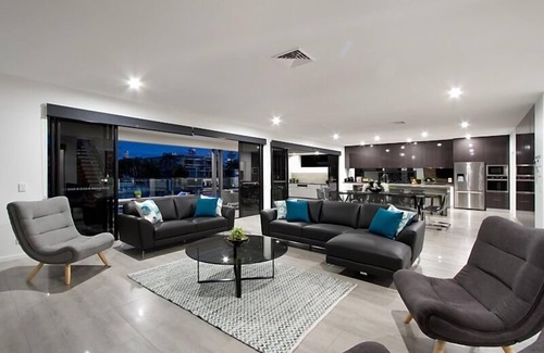Broadbeach Waters House | You will have a sublime experience staying at this property!
