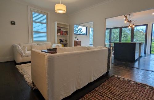South Launceston House | Your CBD Treetop Base | Parking, Wifi & Views
