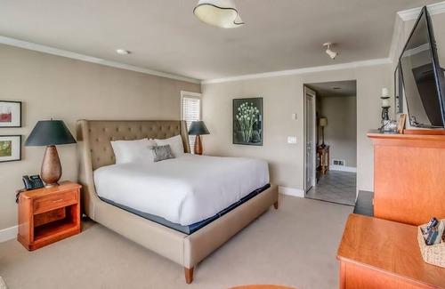 Downtown Cannon Beach Hotel | Your Coastal Stay with Walkable Charm & Shopping! Onsite Parking!