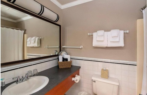 Downtown Cannon Beach Hotel | Your Coastal Stay with Walkable Charm & Shopping! Onsite Parking!
