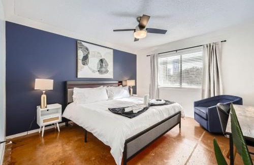 Bouldin Apartment | Your Comfy King Suite Getaway - Sleeps 4 - Pool, Prkg