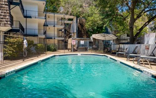 Bouldin Apartment | Your Comfy King Suite Getaway - Sleeps 4 - Pool, Prkg