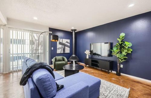 Bouldin Apartment | Your Comfy King Suite Getaway - Sleeps 4 - Pool, Prkg