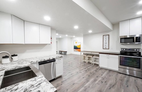 Lakeview House | Your Cozy Getaway: Wake Up to Waffles & Comfort!