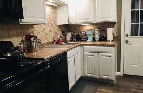 Ross Township House | Your Cozy Home in Pittsburgh w/King bed & Free Parking