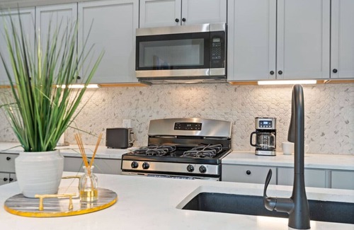 St. Johns House | Your Gated Retreat with 3 Unique Rentals Near DT