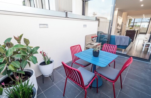 Northcote House | Your home away from home! Just 50m from the World's Coolest Street.