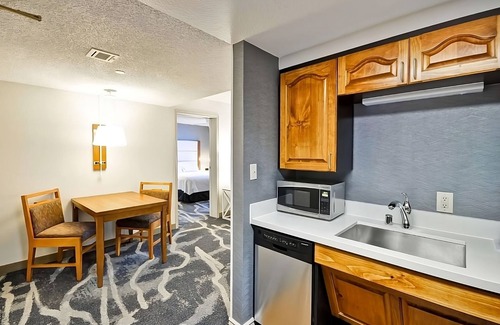 Camelback East Hotel | Your Home Away from Home in Phoenix! Outdoor Pool, Free Breakfast, Full Kitchen!