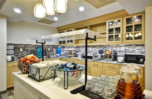 Camelback East Hotel | Your Home Away from Home in Phoenix! Outdoor Pool, Free Breakfast, Full Kitchen!