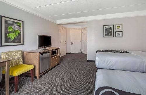 Doral Hotel | Your Home Away From Home! 2 Comfortable Units, Free Breakfast, Pools