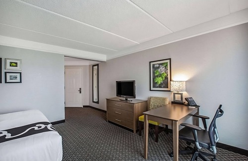 Doral Hotel | Your Home Away From Home! 2 Comfortable Units, Free Breakfast, Pools