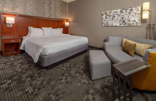 Newark Hotel | Your Home Away From Home! Onsite Pool, Free Parking, Pets Allowed