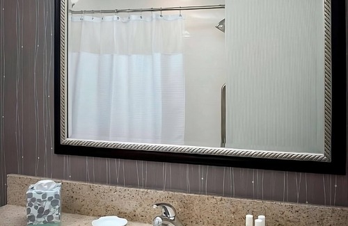 Newark Hotel | Your Home Away From Home! Onsite Pool, Free Parking, Pets Allowed