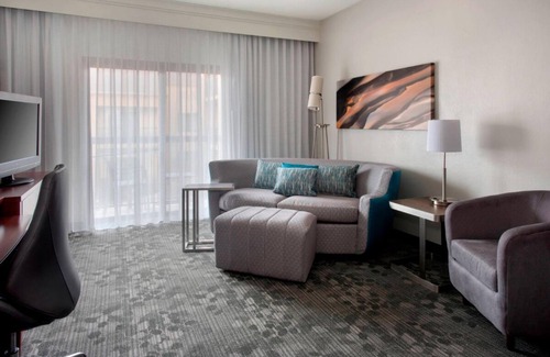 Middletown Hotel | Your Home Away From Home! 2 Modern Units, Free Parking, Near Easton's Beach