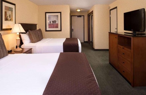 Port Angeles Resort | Your Home Far Away From Home! Outdoor Pool, FREE Parking, Pets Allowed!