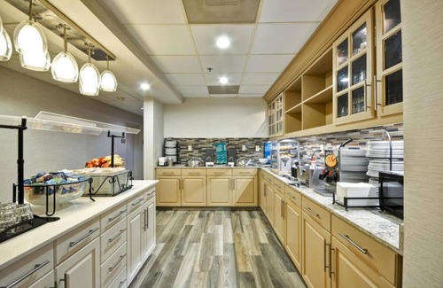Camelback East Hotel | Your Home in Paradise! Free Breakfast, Full Kitchen, Pool, Pets Allowed!