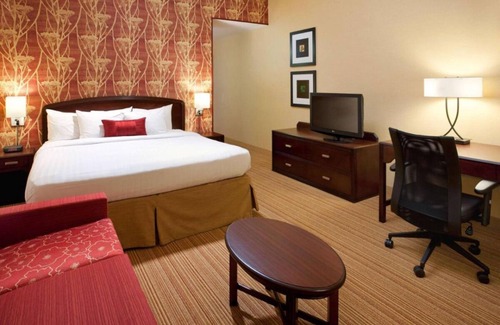 Las Vegas Apartment | Your Ideal Home Base for Exploring Vegas! Outdoor Pool & Whirlpool!