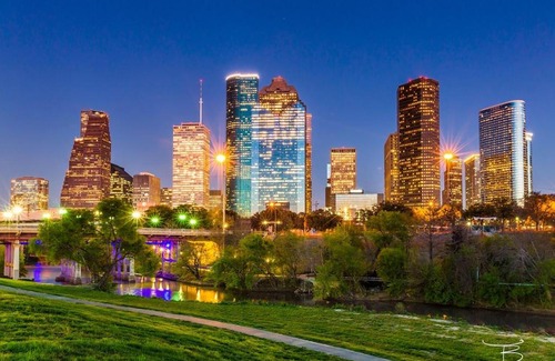 MacGregor Apartment | Your Luxury 2 Bed Escape*Medical Ctr*Mid/Downtown