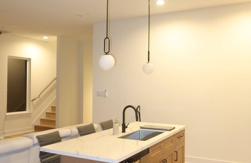 Northside House | Your luxury home in Downtown Houston! 3 bedrooms, 3 in-suite bathrooms.