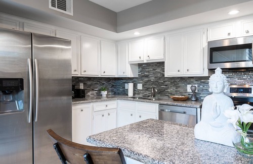 Neartown House | Your Montrose Collective! Sleeps 24, 12BR/7.5BA, 6PA