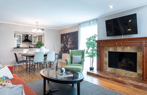 Neartown House | Your Montrose Collective! Sleeps 24, 12BR/7.5BA, 6PA