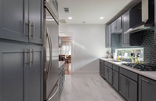 Neartown House | Your Montrose Gem! Sleeps 43/15BR/6BA/10PA