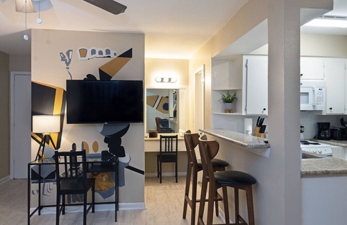 Neartown Apartment | Your Montrose Marshal! Sleeps 16, 8BR, 8BA, 8PA
