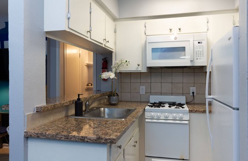 Neartown Apartment | Your Montrose Marshal! Sleeps 16, 8BR, 8BA, 8PA
