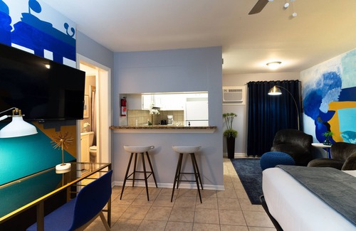 Neartown Apartment | Your Montrose Marshal! Sleeps 16, 8BR, 8BA, 8PA