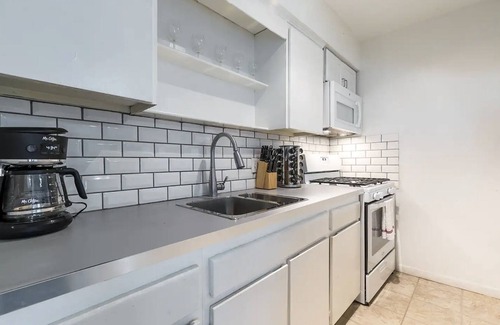 Hyde Park Apartment | Your Montrose Studios! Sleeps 44/22BR/22BA/22PA