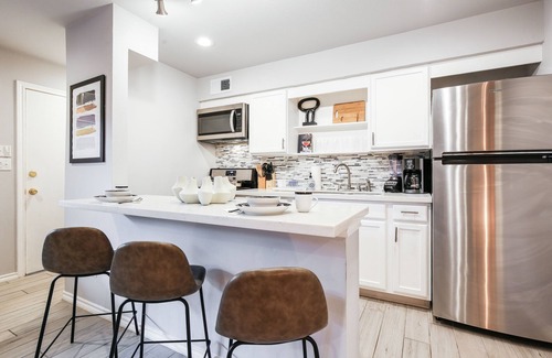 Hyde Park Apartment | Your Montrose Studios! Sleeps 42/21BR/21BA/21PA