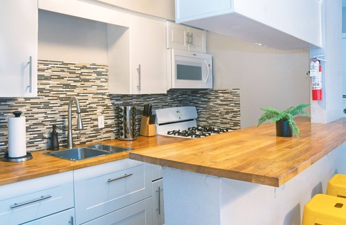 Hyde Park Apartment | Your Montrose Studios! Sleeps 38/19BR/19BA/19PA
