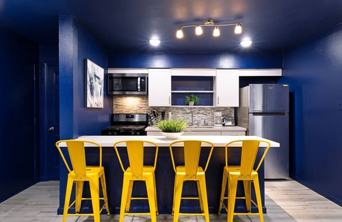 Hyde Park Apartment | Your Montrose Studios! Sleeps 50/25BR/25BA/25PA