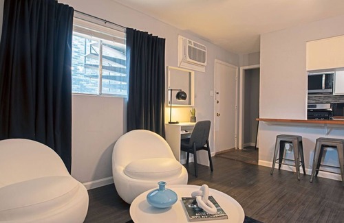 Neartown Apartment | Your Montrose Studios! Sleeps 60/30BR/30BA/25PA ⭐️⭐️⭐️⭐️⭐️