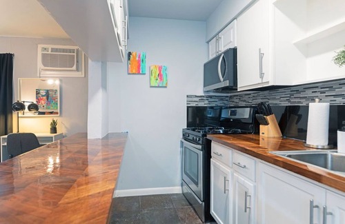 Neartown Apartment | Your Montrose Studios! Sleeps 60/30BR/30BA/25PA ⭐️⭐️⭐️⭐️⭐️