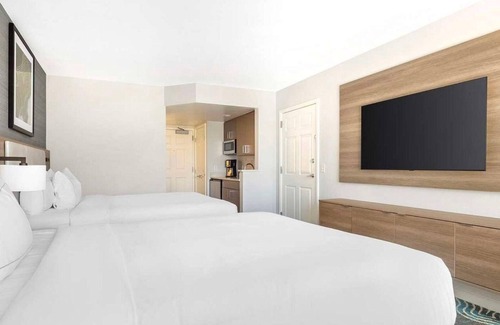 Las Vegas Resort | Your Peaceful Vegas Oasis, Paradise- Hilton Studio Steps from Strip- Huge Pool