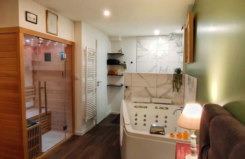 North district Apartment | Your Stopover - Jungle Sauna & Spa