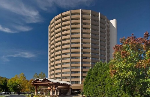 Gatlinburg Hotel | Your Stylish Gatlinburg Getaway! Swimming Pool, Pets Allowed!