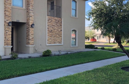Edinburg House | Your very own home away from home
