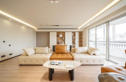 Huangpu Apartment | Yu Garden Riverside Retreat 3BR with Latex Mattresses
