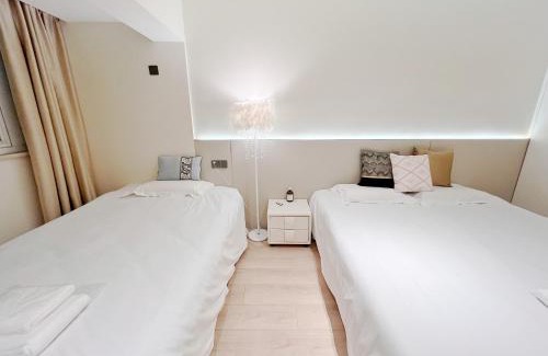 Huangpu Apartment | Yu Garden Riverside Retreat 3BR with Latex Mattresses