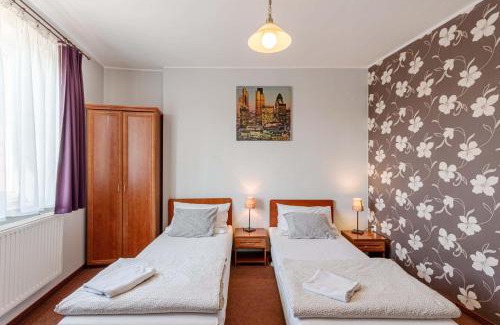 Dabrowa Gornicza Hotel | Zajazd Bachus