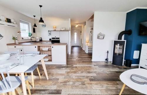 Sehlendorf Cabin | Zauberhafte Ferienhaushälfte Küstenhuus am Sehlendorfer Ostseestrand