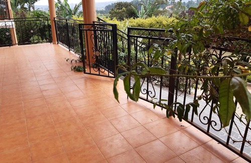 Entebbe Bed & Breakfast | Zawes Place Kitende